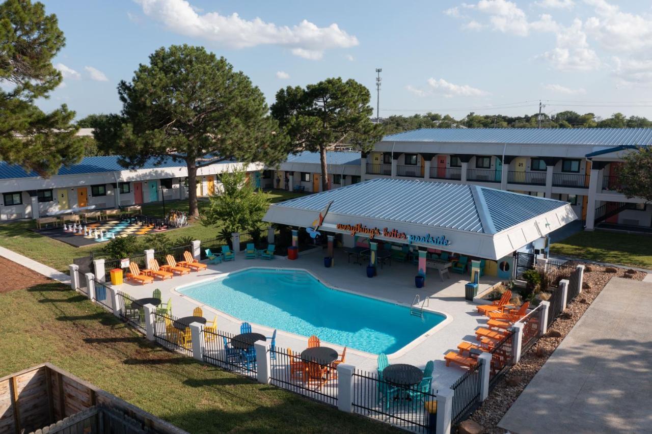 Hotel Mccoy - Art, Libations, Pool Society محطة كوليج المظهر الخارجي الصورة