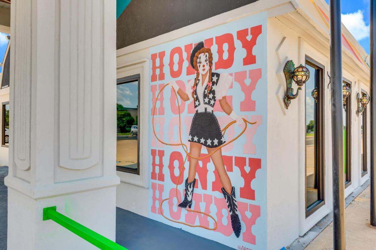 Hotel Mccoy - Art, Libations, Pool Society محطة كوليج المظهر الخارجي الصورة