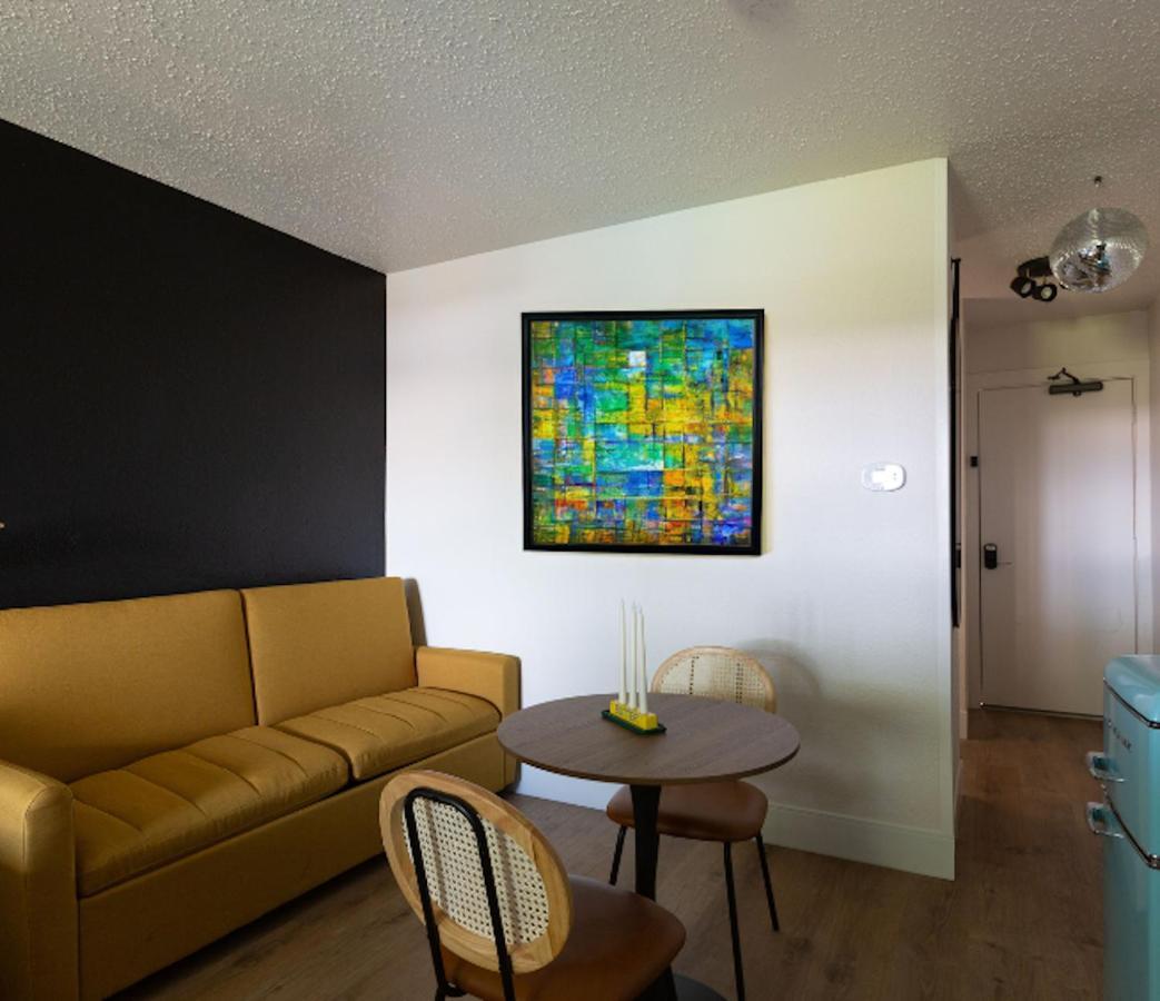 Hotel Mccoy - Art, Libations, Pool Society محطة كوليج المظهر الخارجي الصورة
